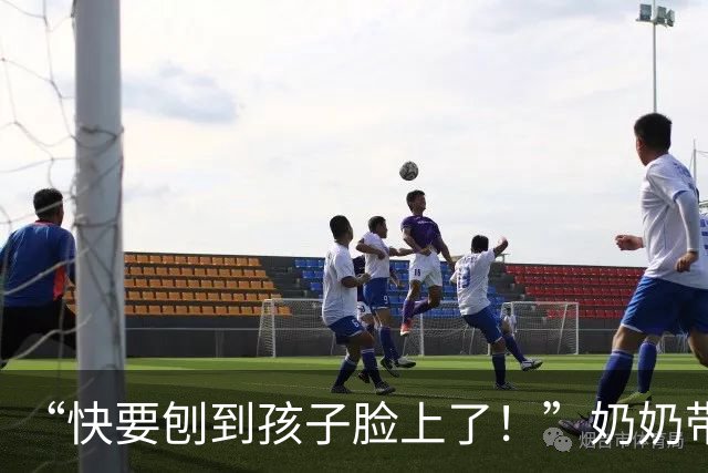 “快要刨到孩子脸上了！”奶奶带娃走红，牙齿成重点关注对象！